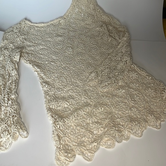 Tops - Delicate crocheted long sleeve shirt